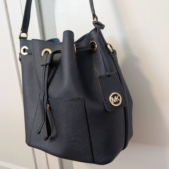 Michael Kors Bucket Bag with Detatchable Crossbody Strap & Matching Wristlet - Picture 2 of 12